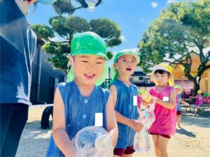 園庭から笑い声～水遊びを楽しむ～ – 八津田保育園